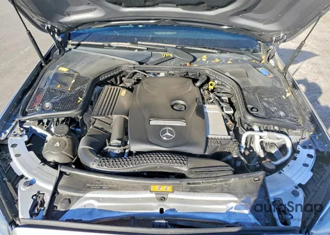 2016 Mercedes-Benz C 300 z USA, uszkodzony, nr VIN 55SWF4JB1GU114714